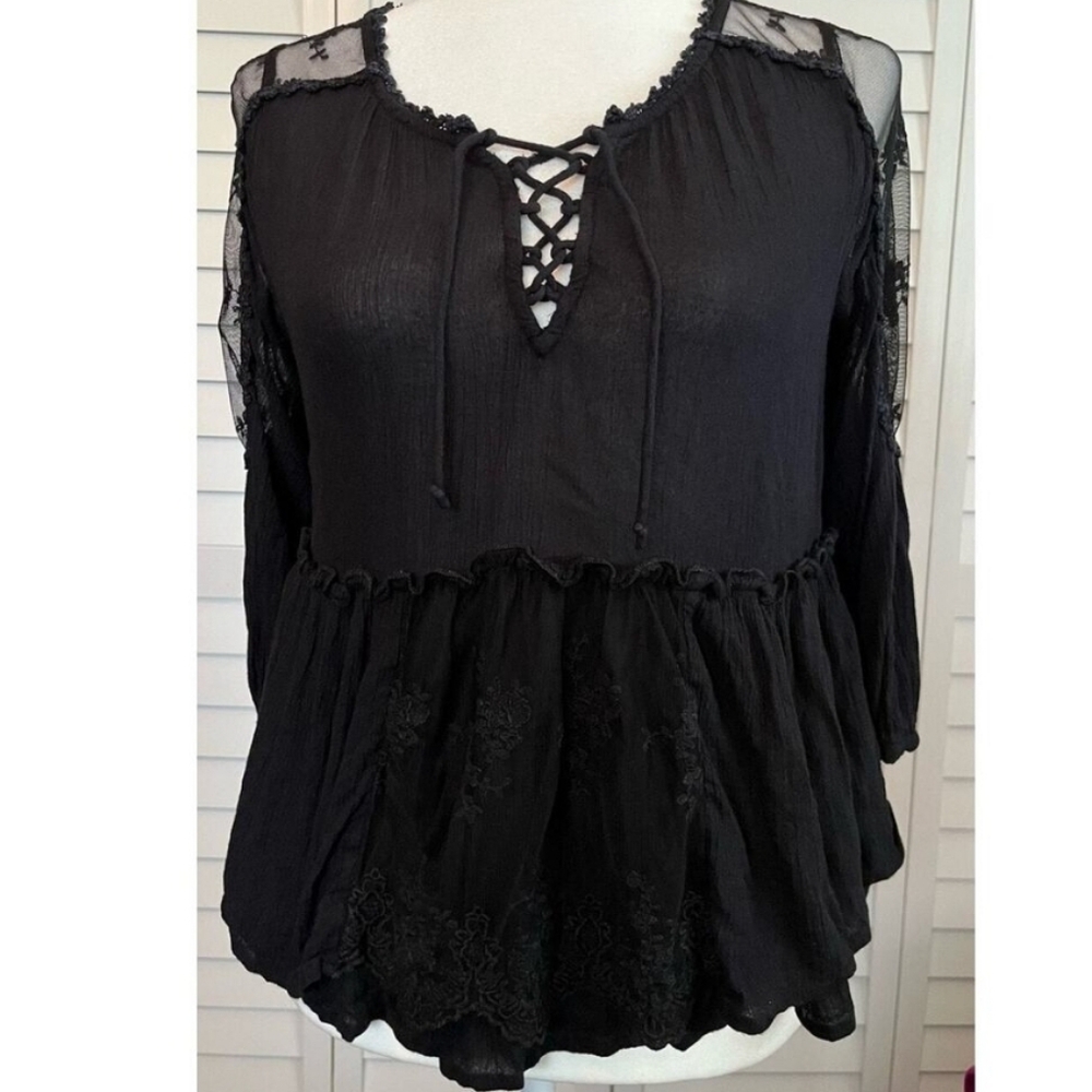 Free People black baby doll blouse. Size L. Lace detail